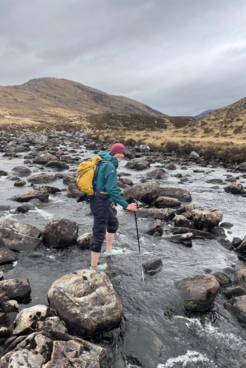 Bergwanderführerin Kristin Wetter macht sich die Füße nass