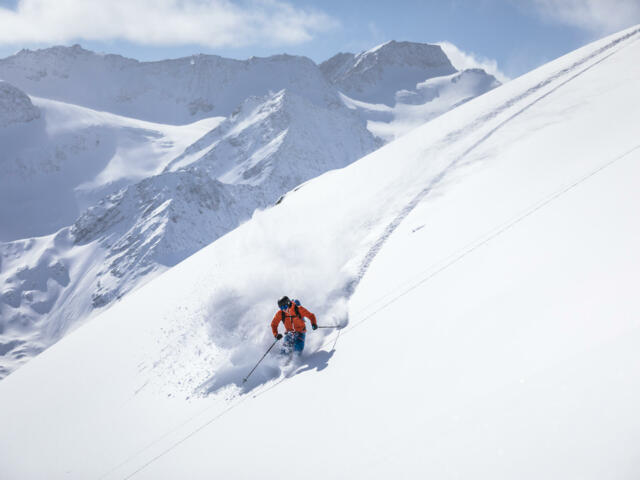 Skifahrer bei der Powder Abfahrt