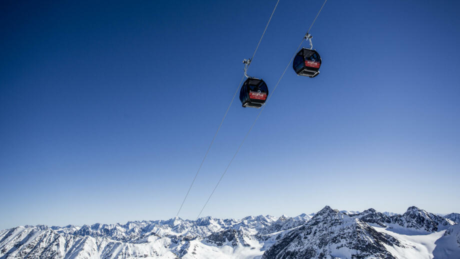 Gondel im Pitztal vor kristallklarem blauem Himmel