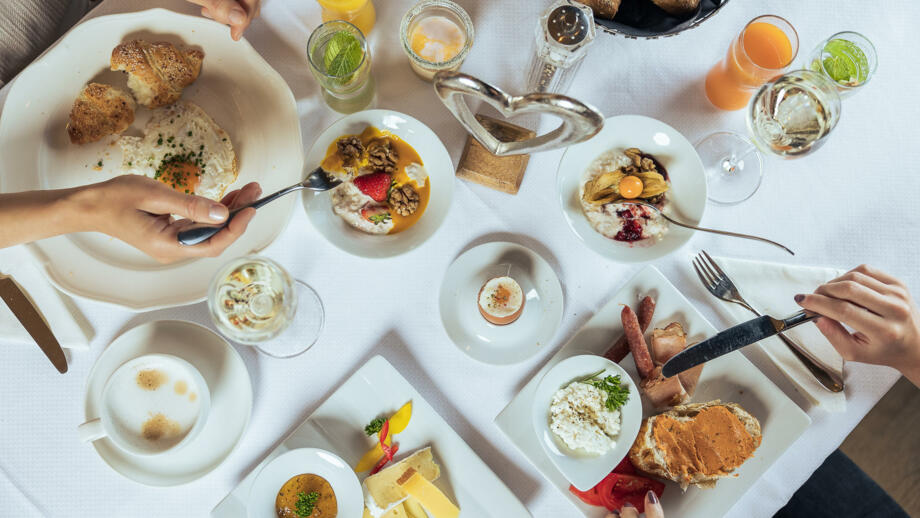 Frühstück im Hotel Vier Jahreszeiten in Mandarfen