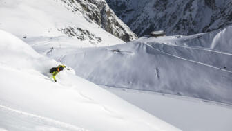 Skifahrer bei der Tiefschnee Abfahrt