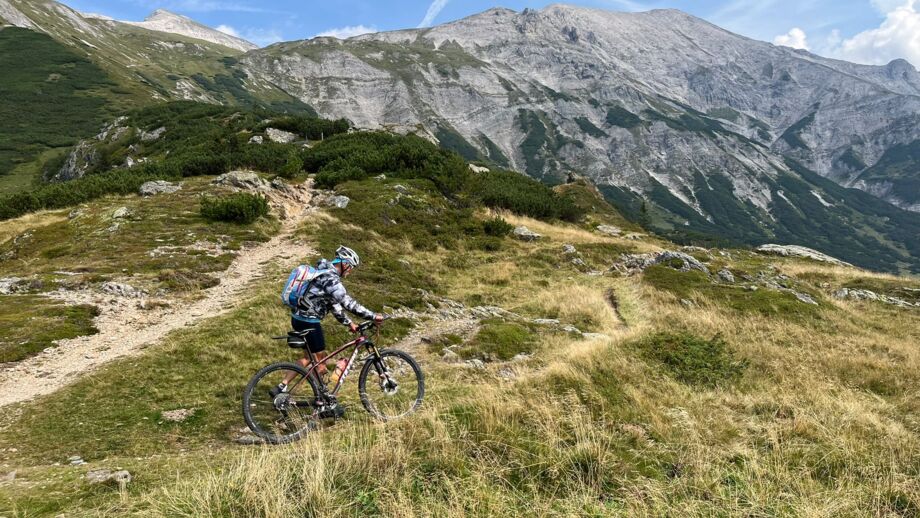 Ein Mountainbiker unterwegs bei seiner Transalp Tour.