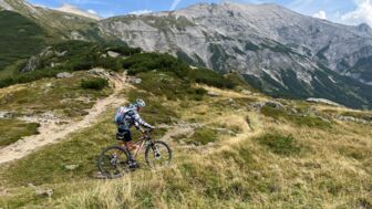 Ein Mountainbiker unterwegs bei seiner Transalp Tour.