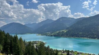 Der Weissensee. Die Sonne scheint.