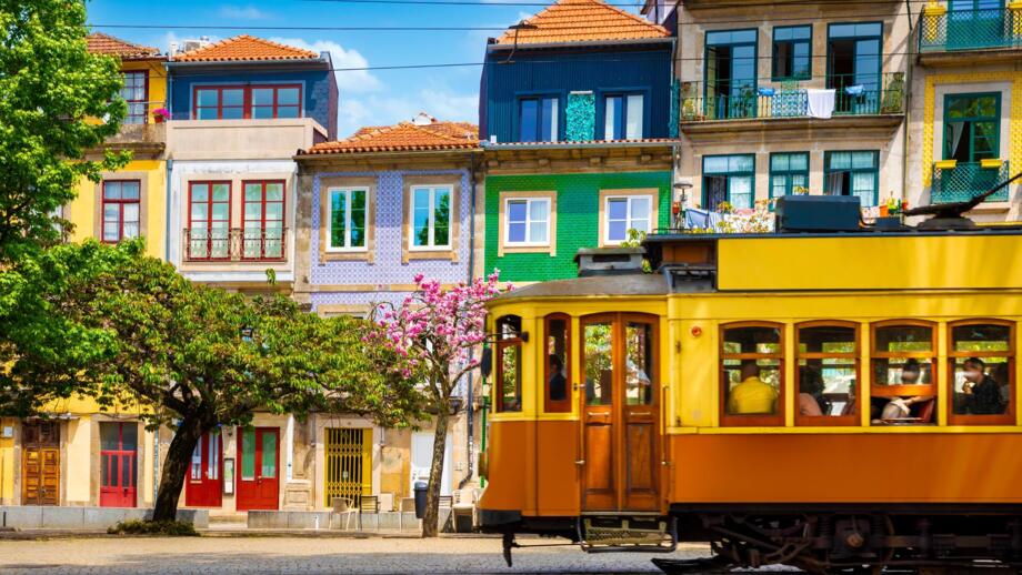 Stadt Porto farbenfrohe  Häuser Straßenbahn