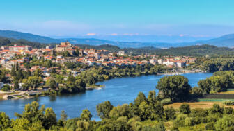 Stadt Tu in Galizien Häuser Kathedrale Fluss