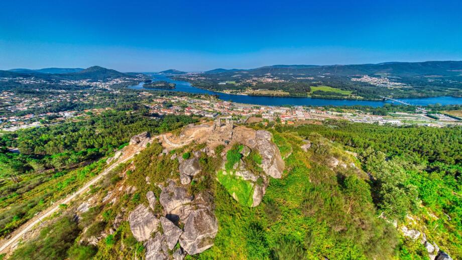 Vila Nova de Ceveira grüne Landschaft Fluss Siedlung