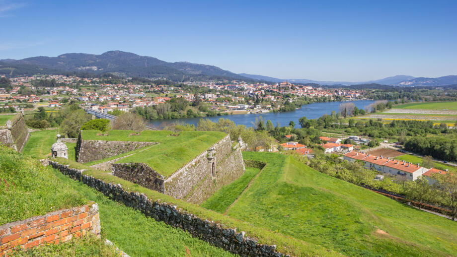 Festungsmauern und ein Fluss am Stadtrand in Valenca do Minho