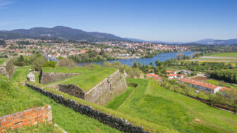 Festungsmauern und ein Fluss am Stadtrand in Valenca do Minho