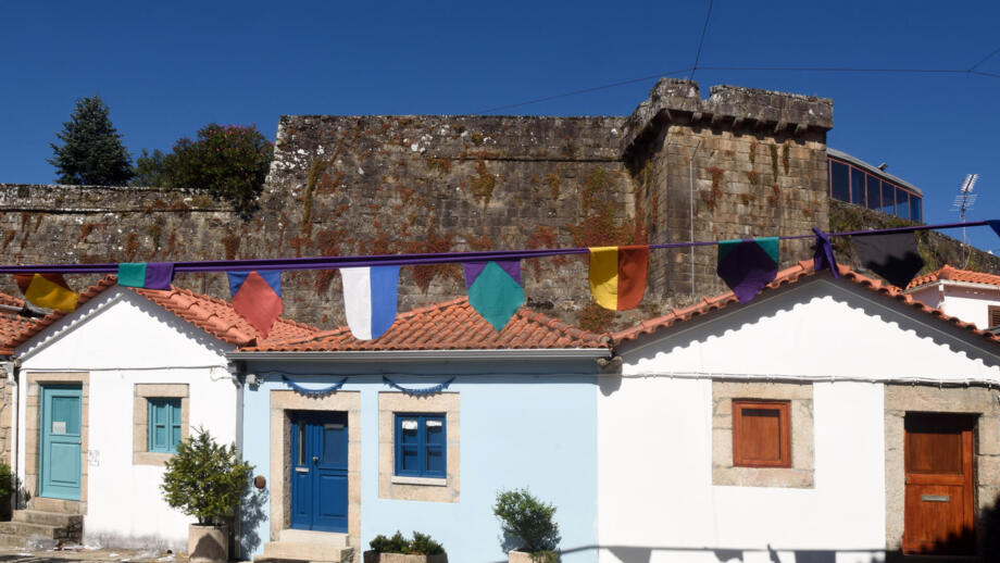 Häuser an der Mauer der Burg von Vila Nova de Cerveria