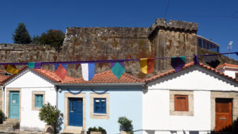 Häuser an der Mauer der Burg von Vila Nova de Cerveria