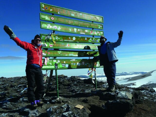Bergsteiger auf dem Gipfel des Kilimandscharo