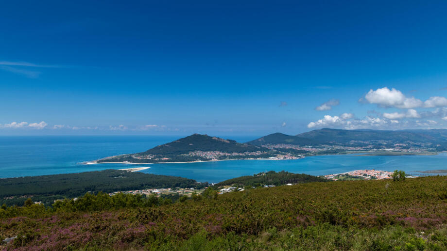 Panoramablick auf die Minho-Mündung an der Grenze zwischen Portugal und Spanien, tolle Berglandschaften