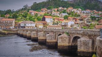 Römische Brücke Ponte Sampaio über den Fluss Verdugo in der Region Pontevedra