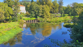 Ländliche Landschaft, schönes Gebäude inmitten der Natur, Caldas de Reis
