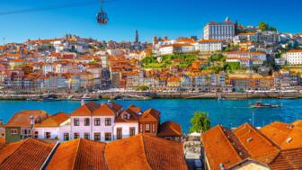Aussicht auf die Stadt Porto an einem schönen Sommertag und aktive Seilbahn
