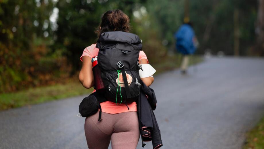 Zwei Pilger mit Rucksack auf dem portugiesischen Camino de Santiago in O Viso