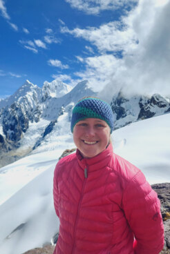 Bergwanderführerin Stephanie Homeyer zwischen Schnee und Berge
