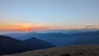 Sonneuntergang über den Bergen in Nepal