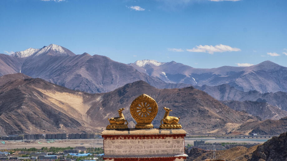 Aufnahme des Drepung-Klosters mit Bergen im Hintergrund