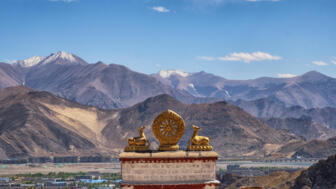 Aufnahme des Drepung-Klosters mit Bergen im Hintergrund