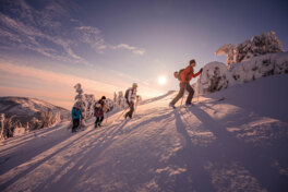 Skitourengruppe im Schnee bei Sonnenuntergang