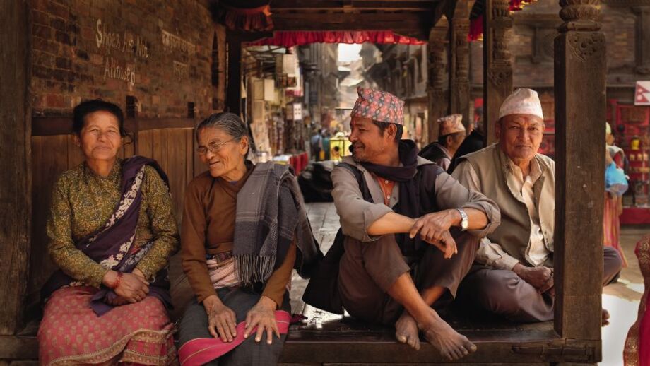 Vier ältere Nepalesen in traditionellen Kleidern in Kathmandu