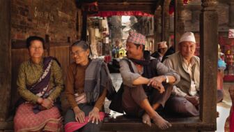 Vier ältere Nepalesen in traditionellen Kleidern in Kathmandu