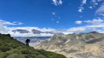 Ein Mountainbiker unterwegs im Mustang.