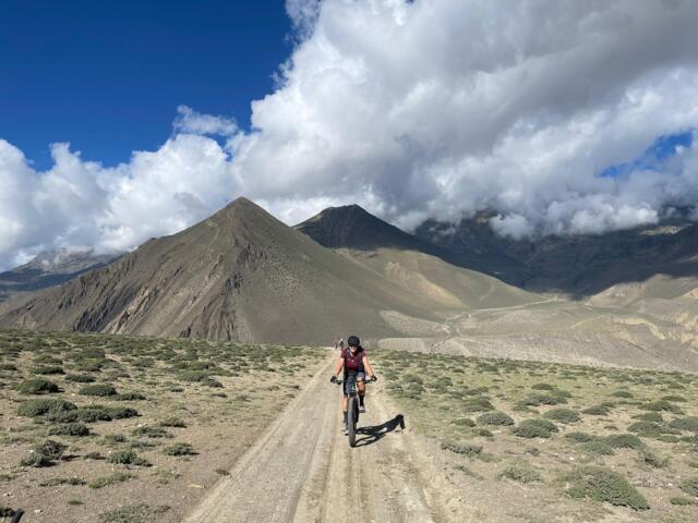 Ein E-Mountainbiker unterwegs in der Mustangregion in Nepal.