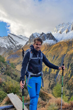 Bergwanderführer Jonas Arndt inmitten einer wunderschönen Berglandschaft