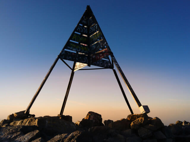 Gipfelkreuz Jebel Toubkal bei Sonnenaufgang