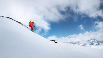 shutterstock-1925517896-freeride-powder-tiefschnee-winter-schnee.jpg