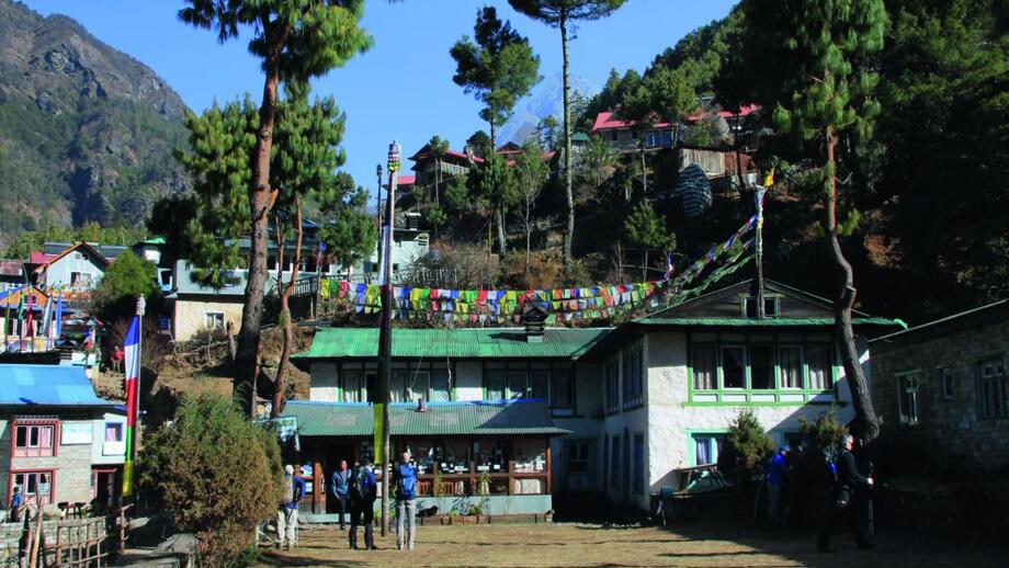 Blick auf eine Lodge im Everestgebiet