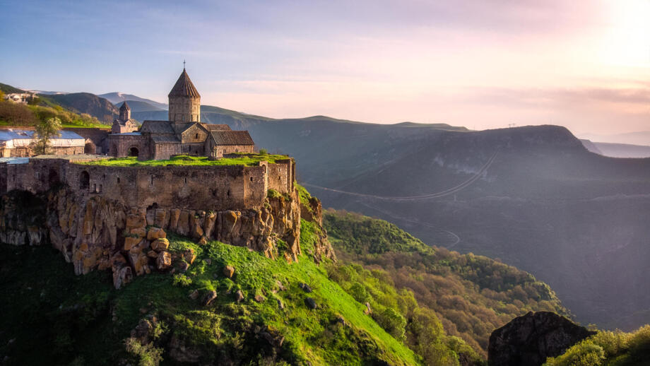 Kloster Tatev in den Bergen Armeniens zum Sonnenuntergang