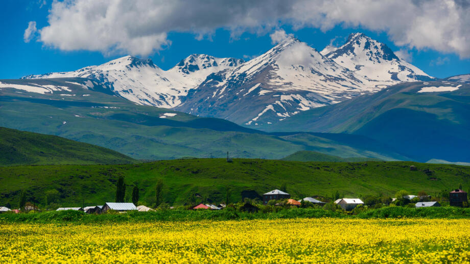 Sicht auf die Aragat-Gipfel in Armenien