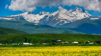 Sicht auf die Aragat-Gipfel in Armenien