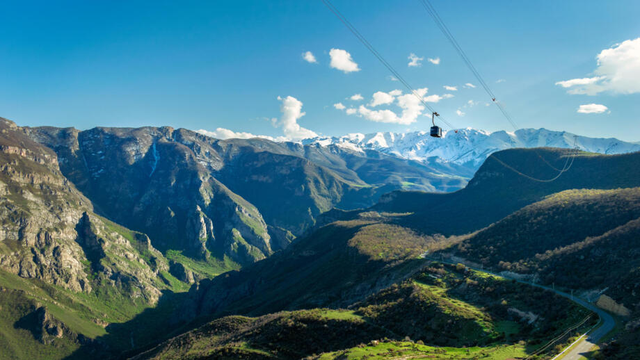 Die längste Seilbahn der Welt führt hoch über der Vorotan-Schlucht zum Kloster Tatev in Armenien