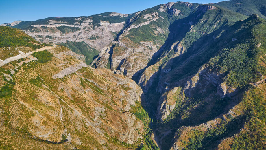Blick in die Vorotan-Schlucht bei Tatev in Armenien