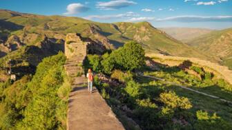 Ruinen der alten Festung Smbataberd in Armenien