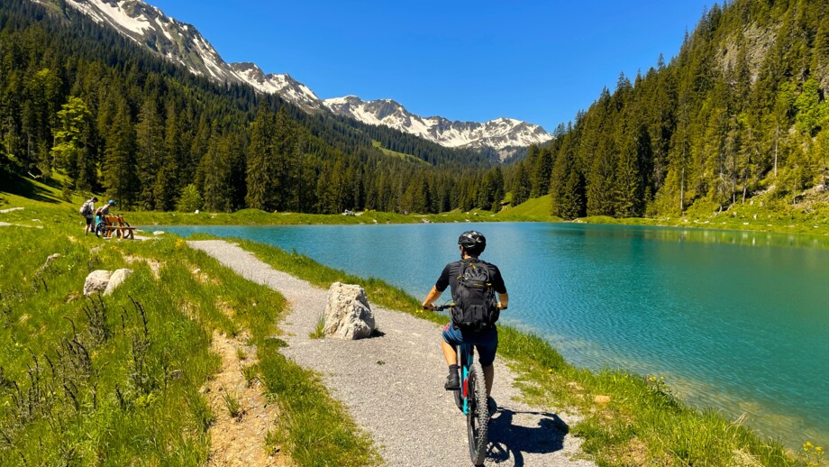 Biker unterwegs am Herzsee.