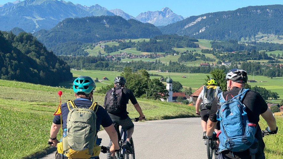 Eine Gruppe an Mountainbiker unterwegs durch die Allgäuer Alpen