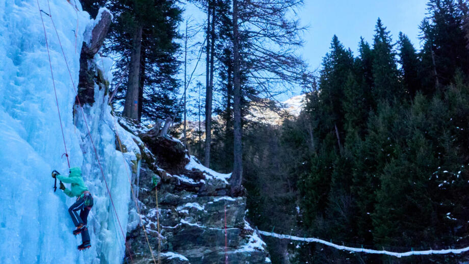 oesterreich-eiskletterkurs-matreier tauernhaus-eispark-osttirol-9ekeost-dsc-7116bearbeitet.jpg