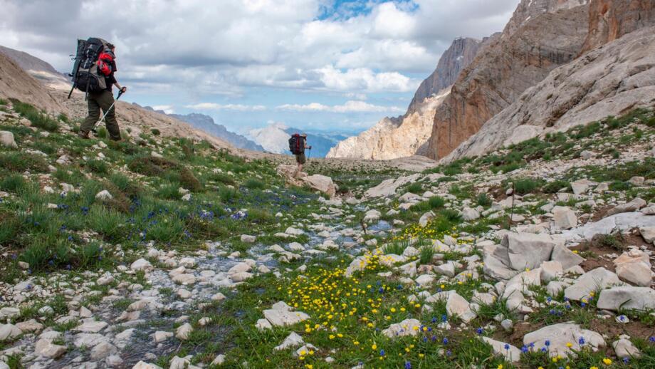 tuerkei-taurus-tutau-wanderer-aladaglar-nationalpark-shutterstock_2131332477.jpg