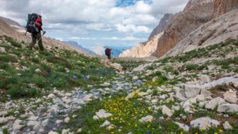 tuerkei-taurus-tutau-wanderer-aladaglar-nationalpark-shutterstock_2131332477.jpg