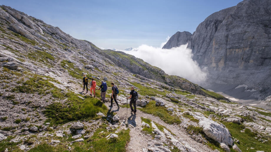 Wandergruppe auf herrlichen Panoramawege