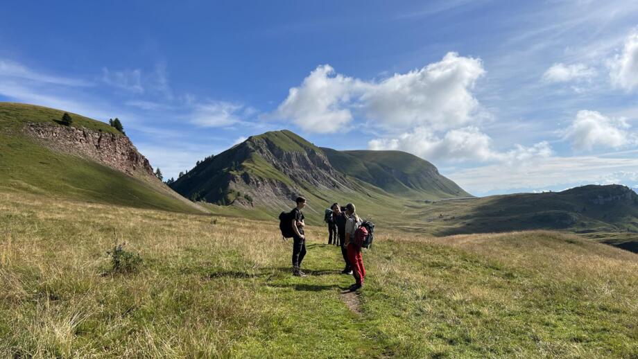 Wandergruppe in Wiesenlandschaft