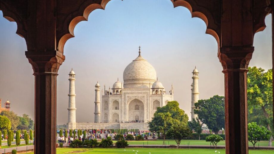 Agra Taj Mahal aus weißem Marmor mit vier Minaretten und grüner Gartenanlage im Vordergrund