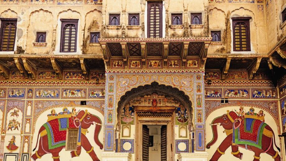 Darstellung zweier Elefanten an der Fassade eines alten Kaufmannshauses in Rajsthan
