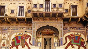 Darstellung zweier Elefanten an der Fassade eines alten Kaufmannshauses in Rajsthan